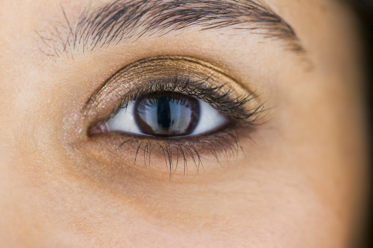 El delineador de ojos permanente define los ojos.