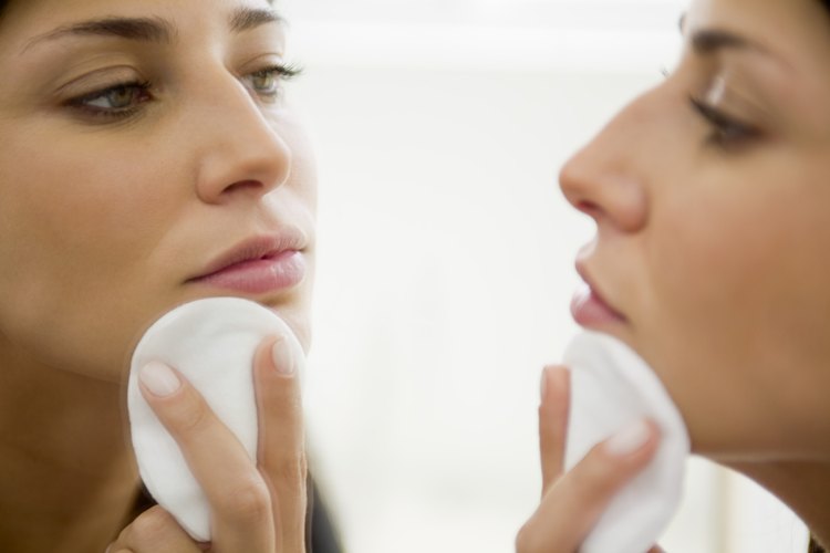 Aplica loción tonificante luego de afeitar el área del labio.