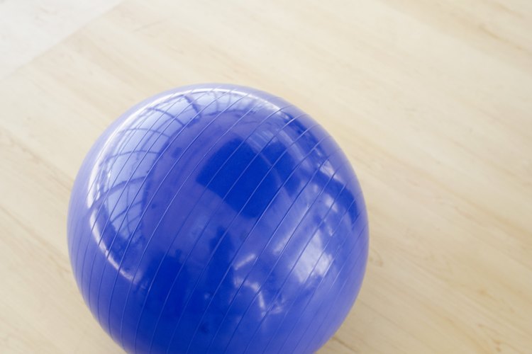 Una pelota puede ejercitar efectivamente tus glúteos sin lastimar tus rodillas.