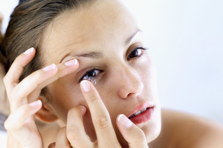 Los lentes de contacto pueden dañar tus ojos si no los usas cuidadosamente.