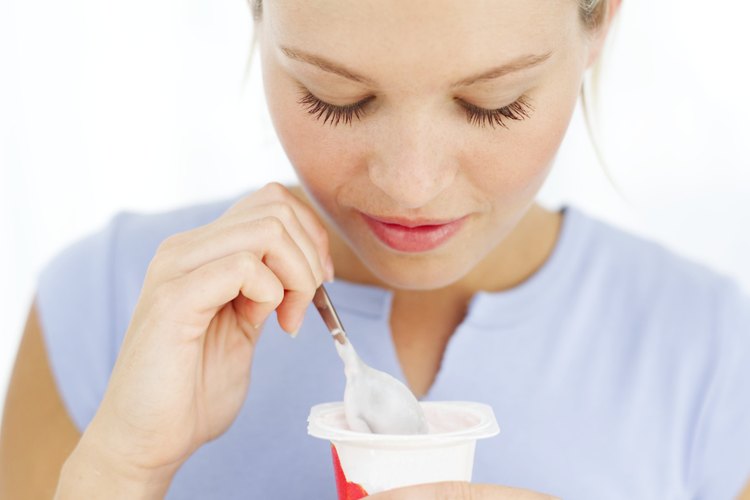 El yogur griego sin sabor tiene un contenido calórico inferior a la variedad azucarada.