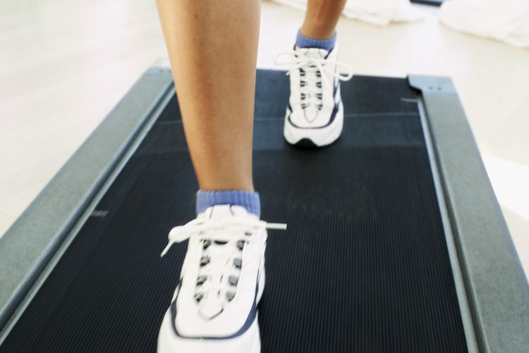 El uso de zapatos para caminar bien acolchados y con apoyo puede prevenir el dolor en el tobillo.