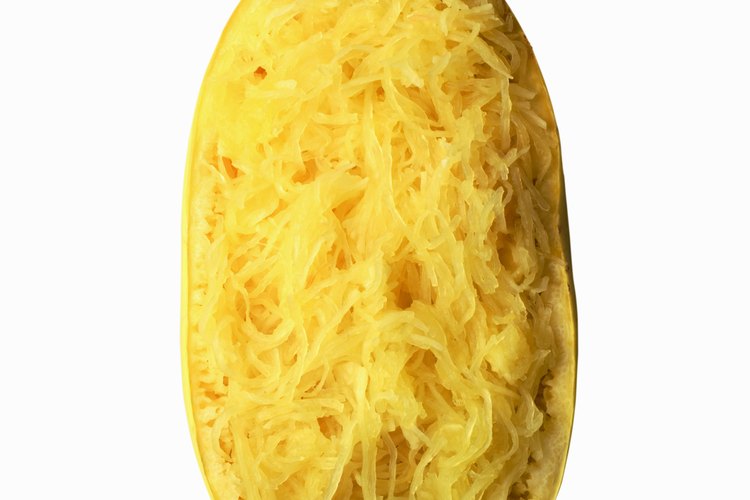 La carne fibrosa de una calabaza espagueti puede servir como una alternativa de bajo contenido de carbohidratos de pasta.