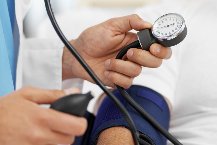 Un proveedor del cuidado de la salud toma una lectura de la presión sanguínea.