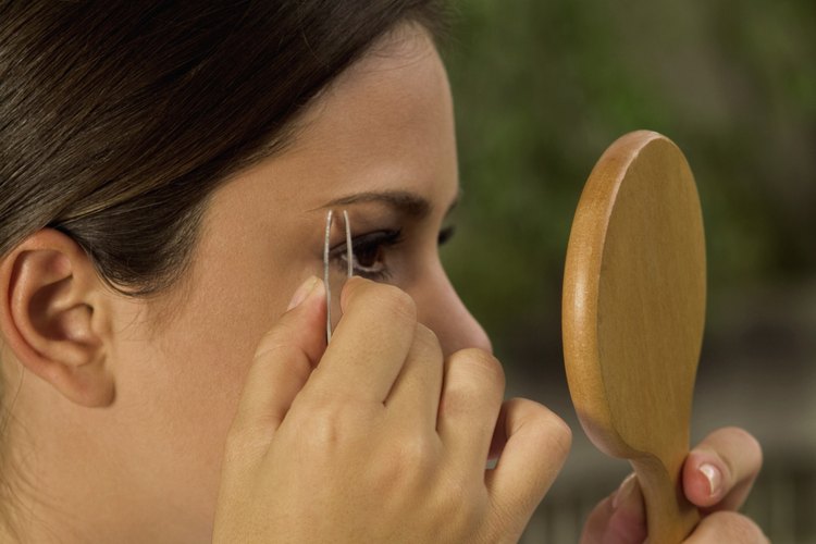 Aprende cómo quitar los pelos de las cejas de forma adecuada.