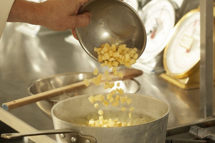 Muchas verduras frescas pueden crear una sólida sopa de pollo.
