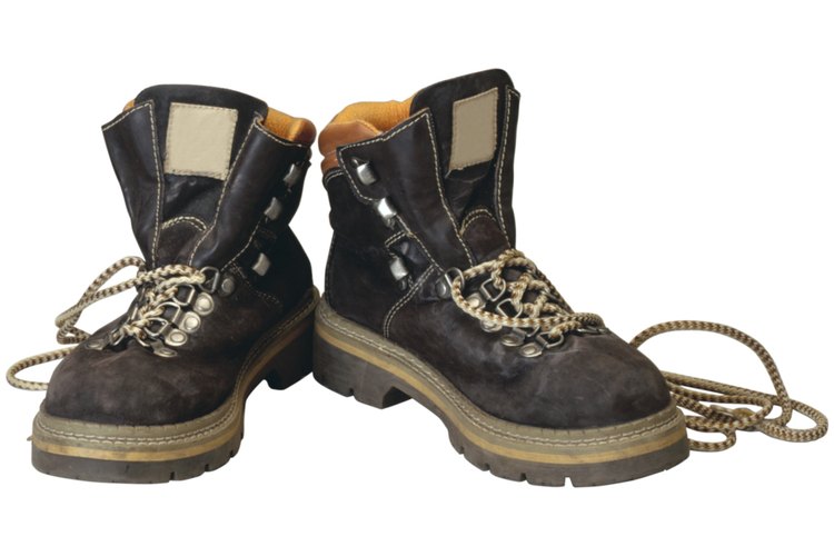 Aunque similares en apariencia, existen características clave que diferencian a las botas para senderismo de las de caza.