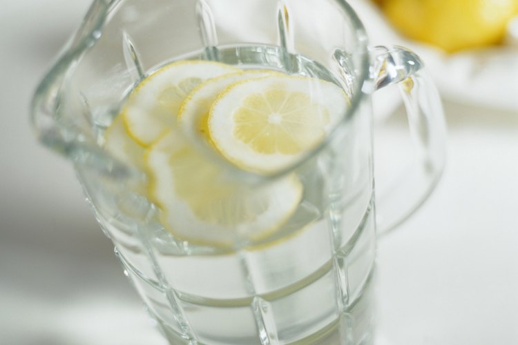 El azúcar en el agua de limón puede ayudar a alimentar tus músculos durante una carrera.