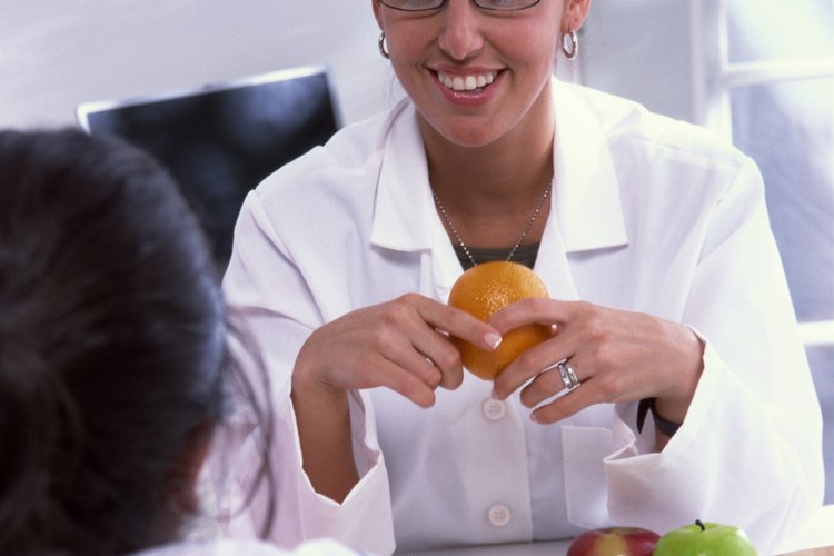 Los nutricionistas aconsejan a los clientes sobre sus elecciones de comida.