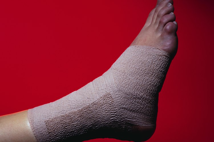 Protege y comprime un pie lesionado con un vendaje elástico.