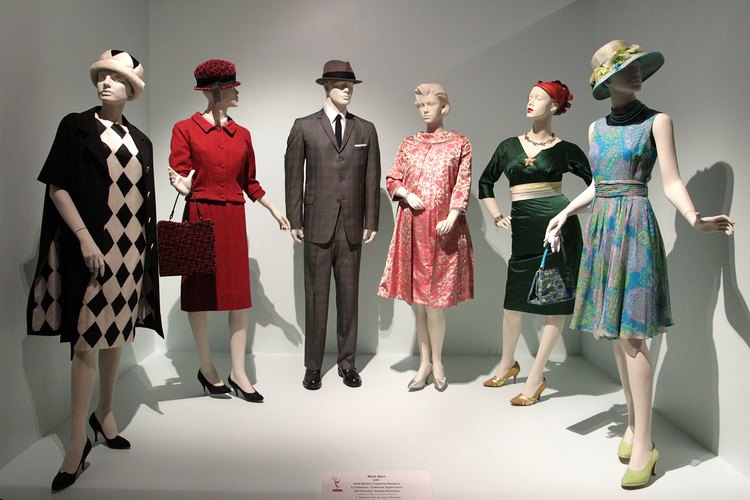 Ya sea un traje de tres piezas o un vestido ajustado, la ropa de los 60 es ajustada al cuerpo.