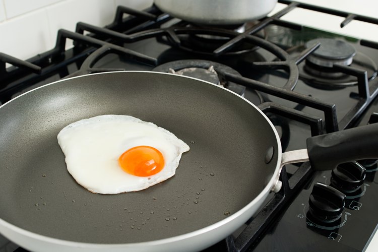 La proteína magra como las claras de huevo te ofrecen un perfil completo de aminoácidos.