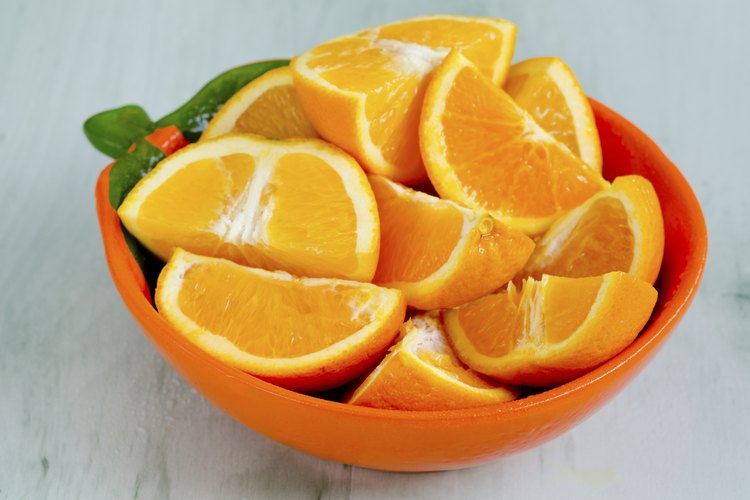 Tazón de naranjas en rodajas.