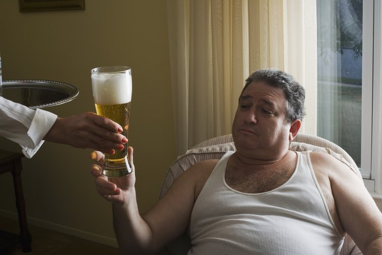La cerveza contiene calorías vacías y evita que tu cuerpo queme la grasa acumulada.