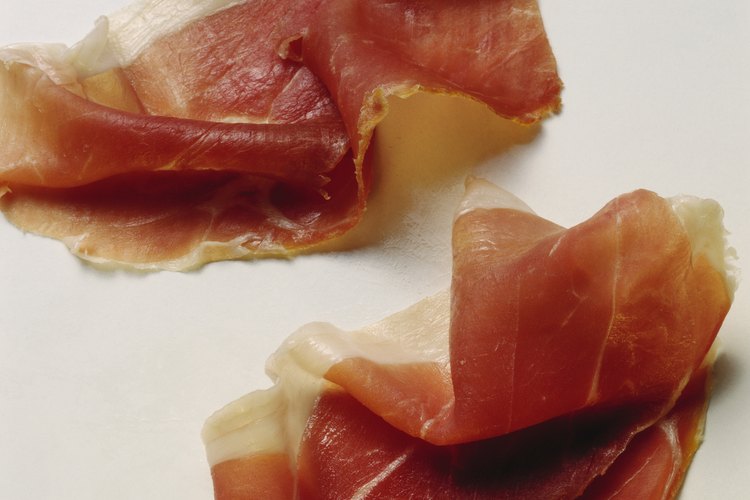 El jamón contiene una gran cantidad de sodio.