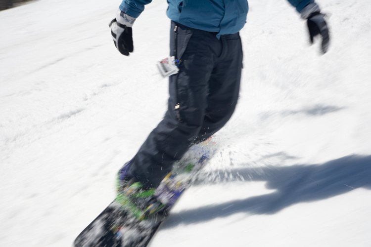 Aborda la pista con el borde del costado de tu pie para hacer un lipslide frontal.