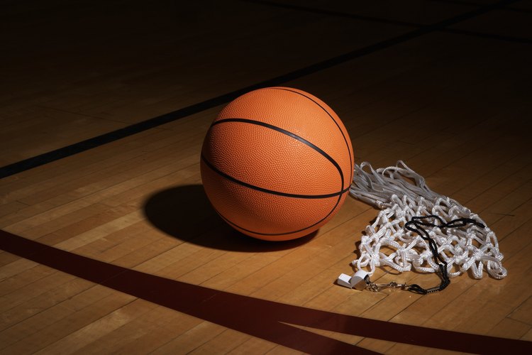 Hay varios factores que afectan a las funciones y seguridad de una cancha de baloncesto bajo techo.