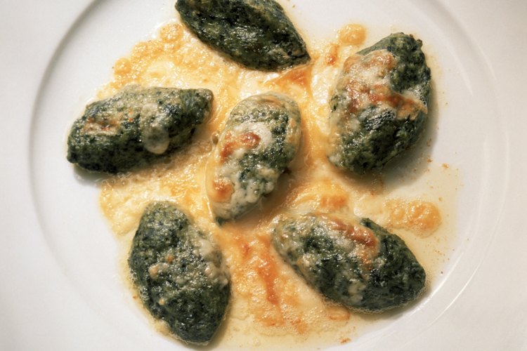 Puedes incorporar espinaca a tu dieta en diferentes preparaciones.