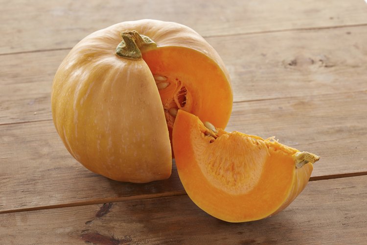 Calabaza cruda en rodajas.