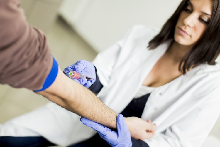 Un médico toma una muestra de sangre.