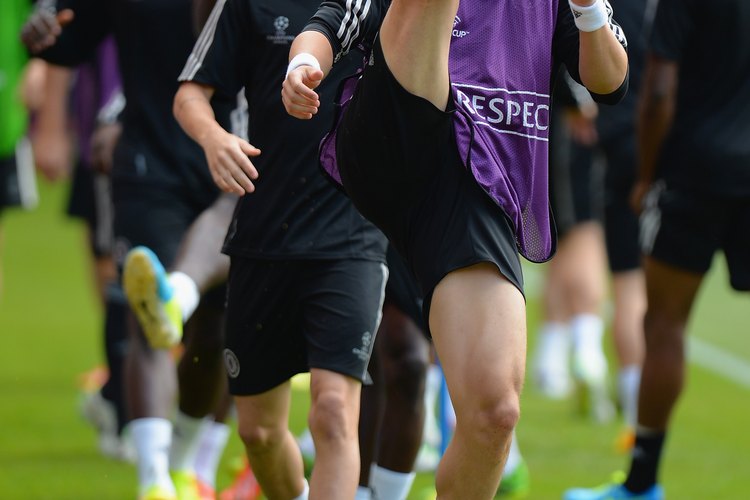 La estrella brasileña David Luiz calienta durante una sesión de entrenamiento.