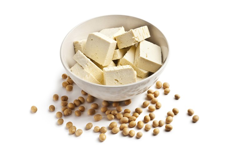Tofu y granos de soja.