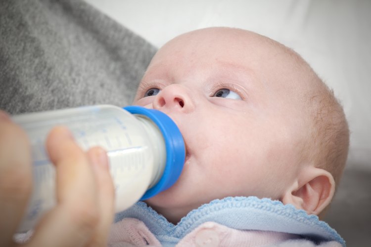 Bebida con fórmula para bebes en una botella.