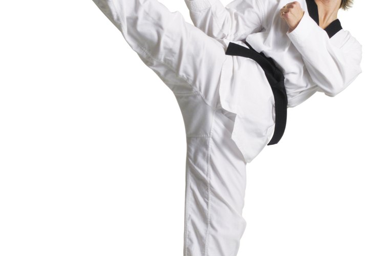 La patada circular es un movimiento popular de las artes marciales.