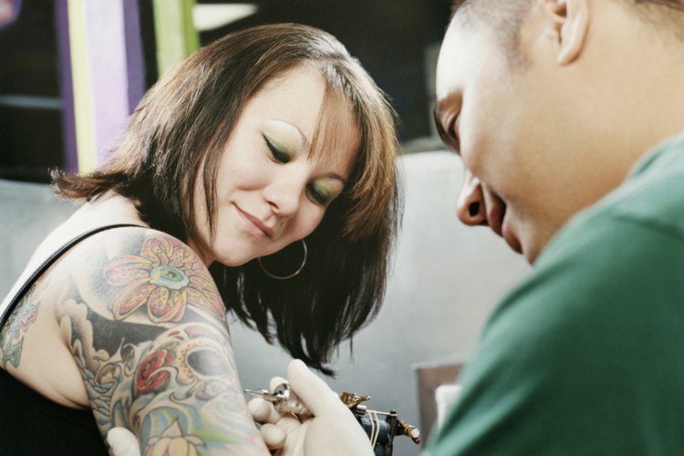 Los tatuadores profesionales no realizan tatuajes sobre el acné.
