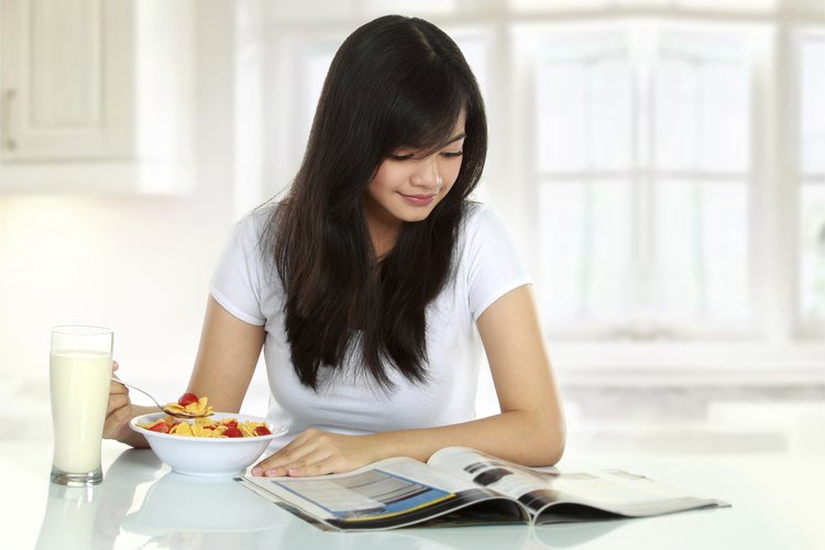 Mujer comiendo cereales.