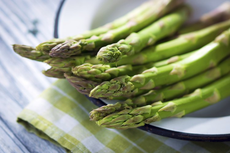 Incluye vegetales sin almidón de bajos carbohidratos que te llenen más en tu dieta.