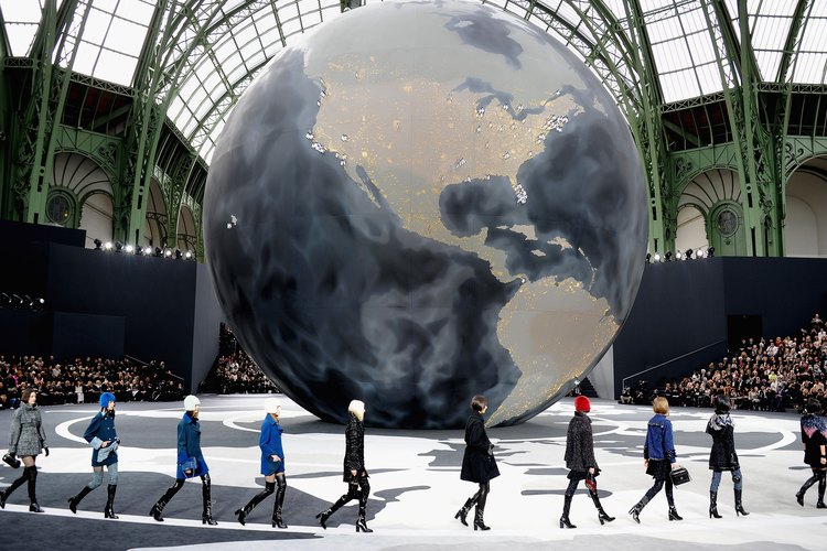 Las modelos caminan por la pasarela en este lujoso escenario diseñado para la colección de Chanel Otoño/Invierno 2010 en el Grand Palais.