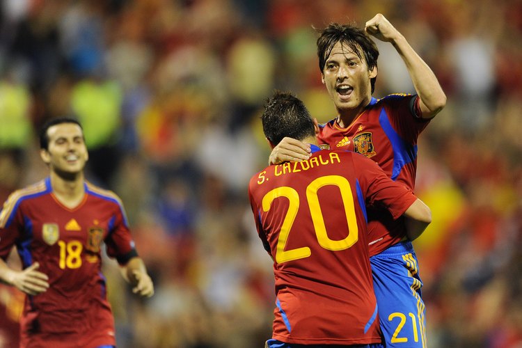 David Silva celebra un gol después de 42 pases de España contra Escocia.