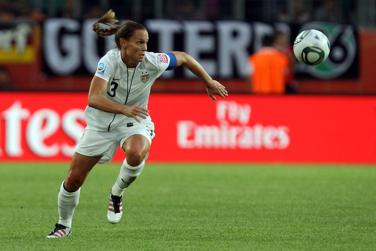 Christie Ramone persigue un balón en el partido del Grupo C contra Suecia en la Copa Mundial Femenina 2011.