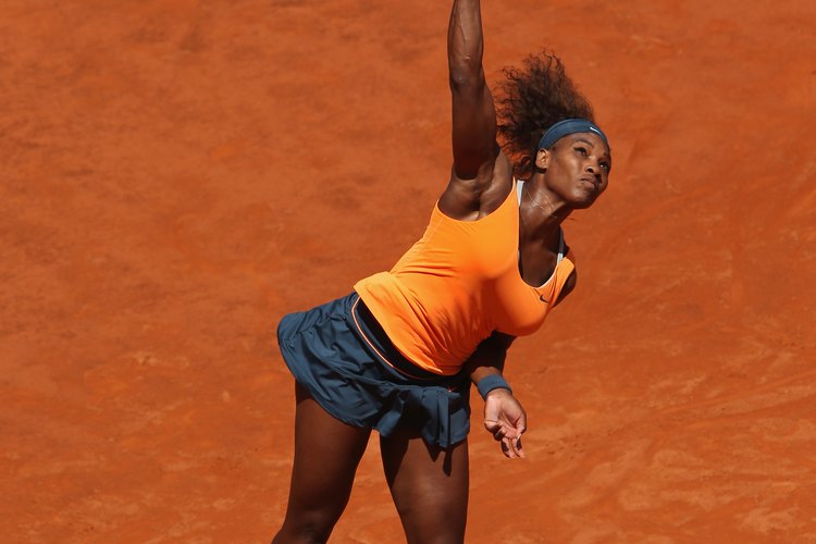 Los hombros fuertes ayudan a la profesional del ténis, Serena Williams.