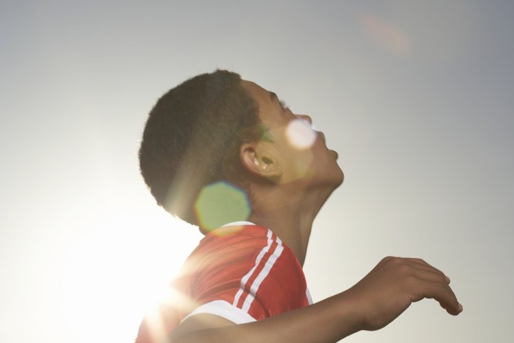 El fútbol tenis se juega en el tamaño reglamentario de la cancha de dobles del tenis.