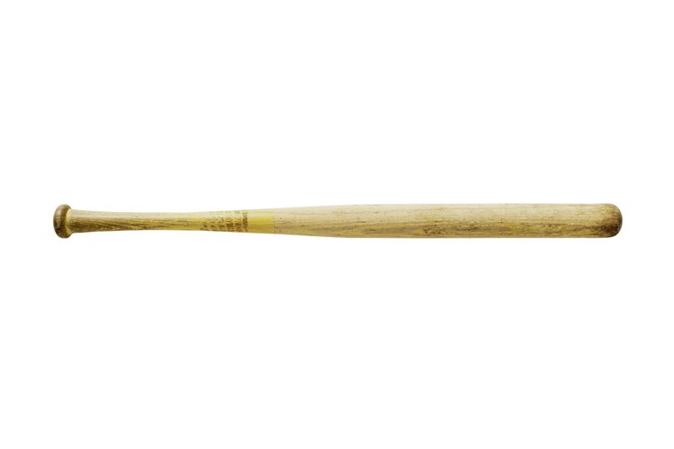 En el béisbol, un jugador usa un bate para golpear una pelota que se lanza con la mano.
