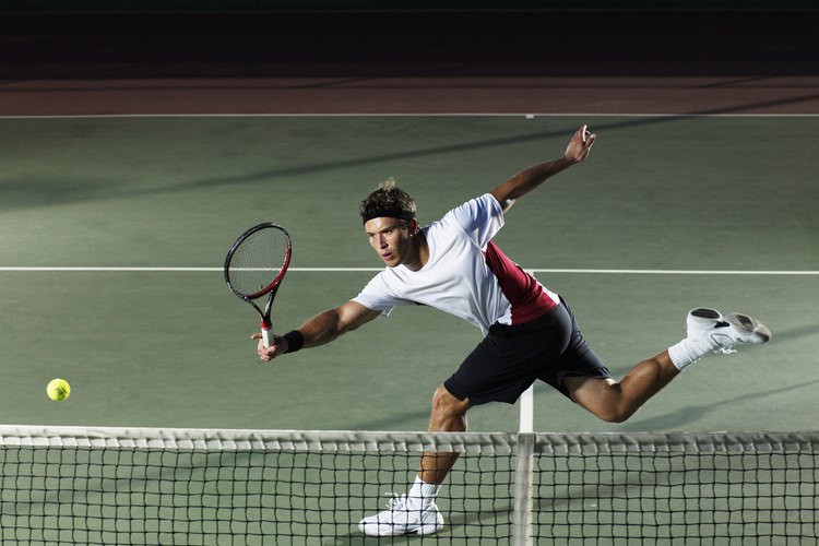 Los zapatos para tenis ofrecen soporte para arranques rápidos sobre toda la cancha.