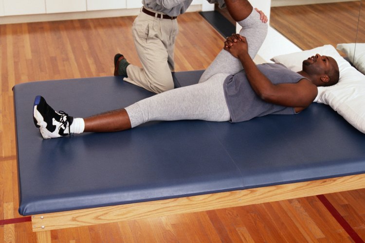 La terapia post-quirúrgica comienza con ejercicios de estiramiento para la zona lumbar.