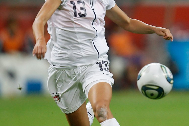 Alex Morgan del equipo nacional femenino de Estados Unidos corriendo con la pelota.