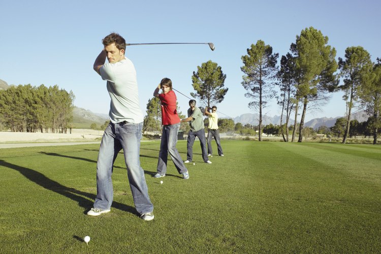 Las pelotas de práctica de golf te permiten trabajar en tu swing sin necesidad de mucho espacio.