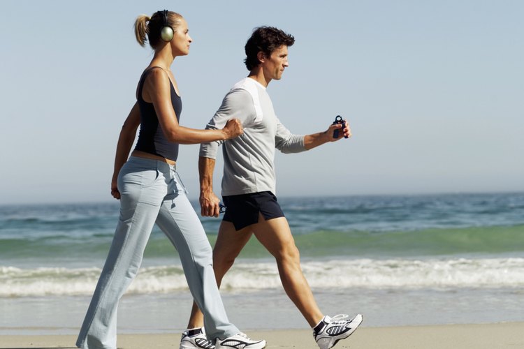 Las caminatas son un entrenamiento de impacto moderado sobre las articulaciones.