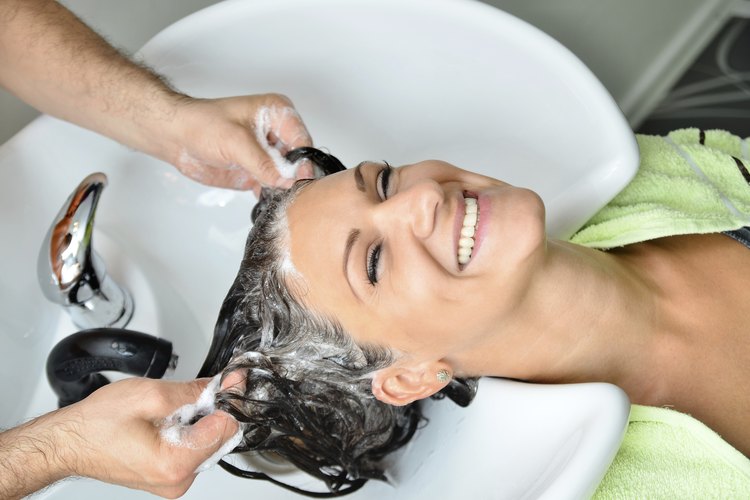 El cabello seco es síntoma de falta de vitamina A.