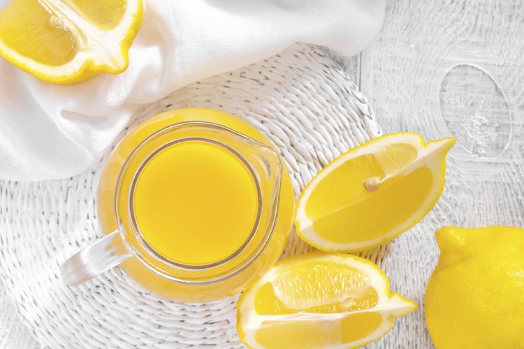 El jugo de limón se puede añadir a diversas comidas para darles sabor sin agregar calorías.