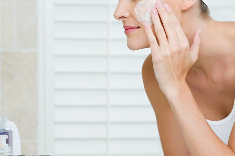 Haz un exfoliante facil de azúcar en casa para para revear una piel más suave.