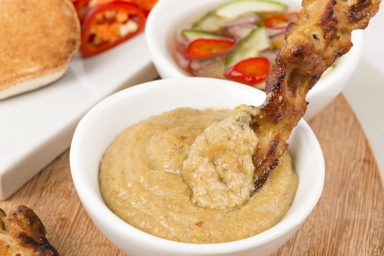 Usa la mantequilla de maní para saborizar la comida thai.