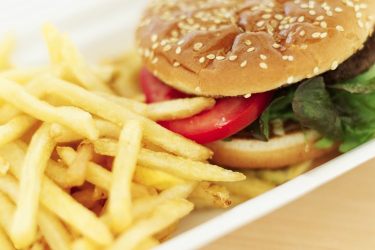 Comer comida rápida en una base regular causa efectos adversos para la salud.