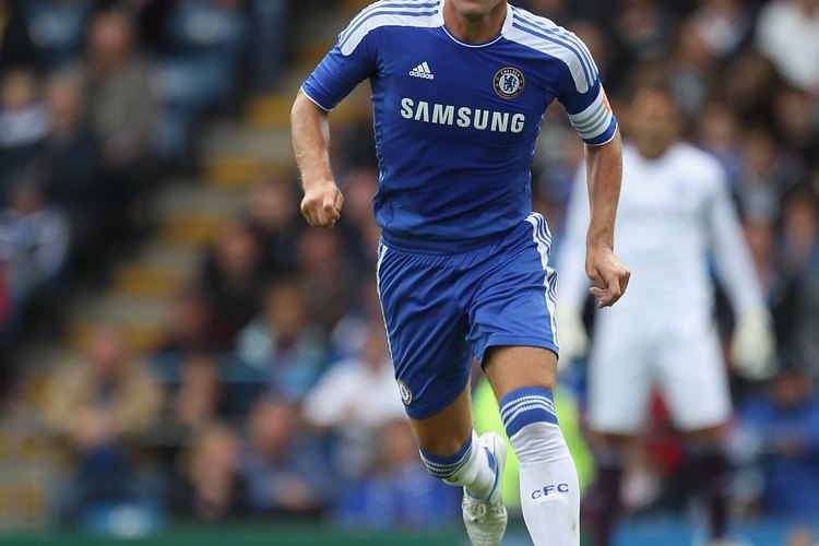 El capitán del Chelsea John Terry demuestra sus habilidades después de recuperarse de una lesión de un disco.