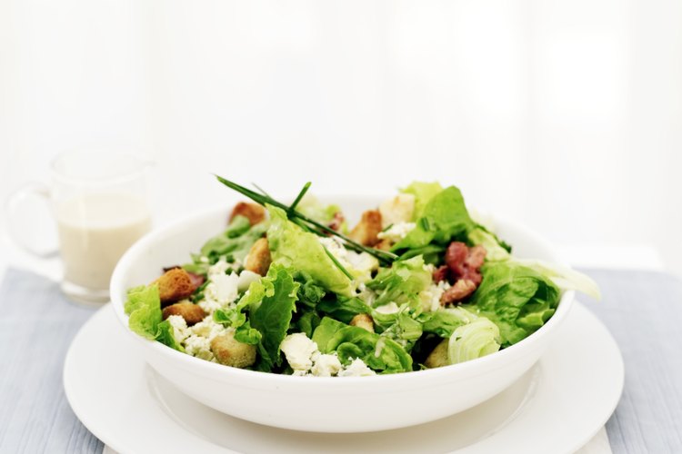 Muchos de los vegetales usados en las ensaladas hacen que sea ricas en fibras y causen hinchazón.