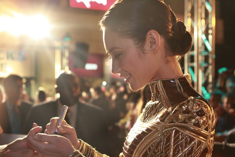 La actriz y modelo Olga Kurylenko usa un moño bajo en el estreno en Taiwan de
